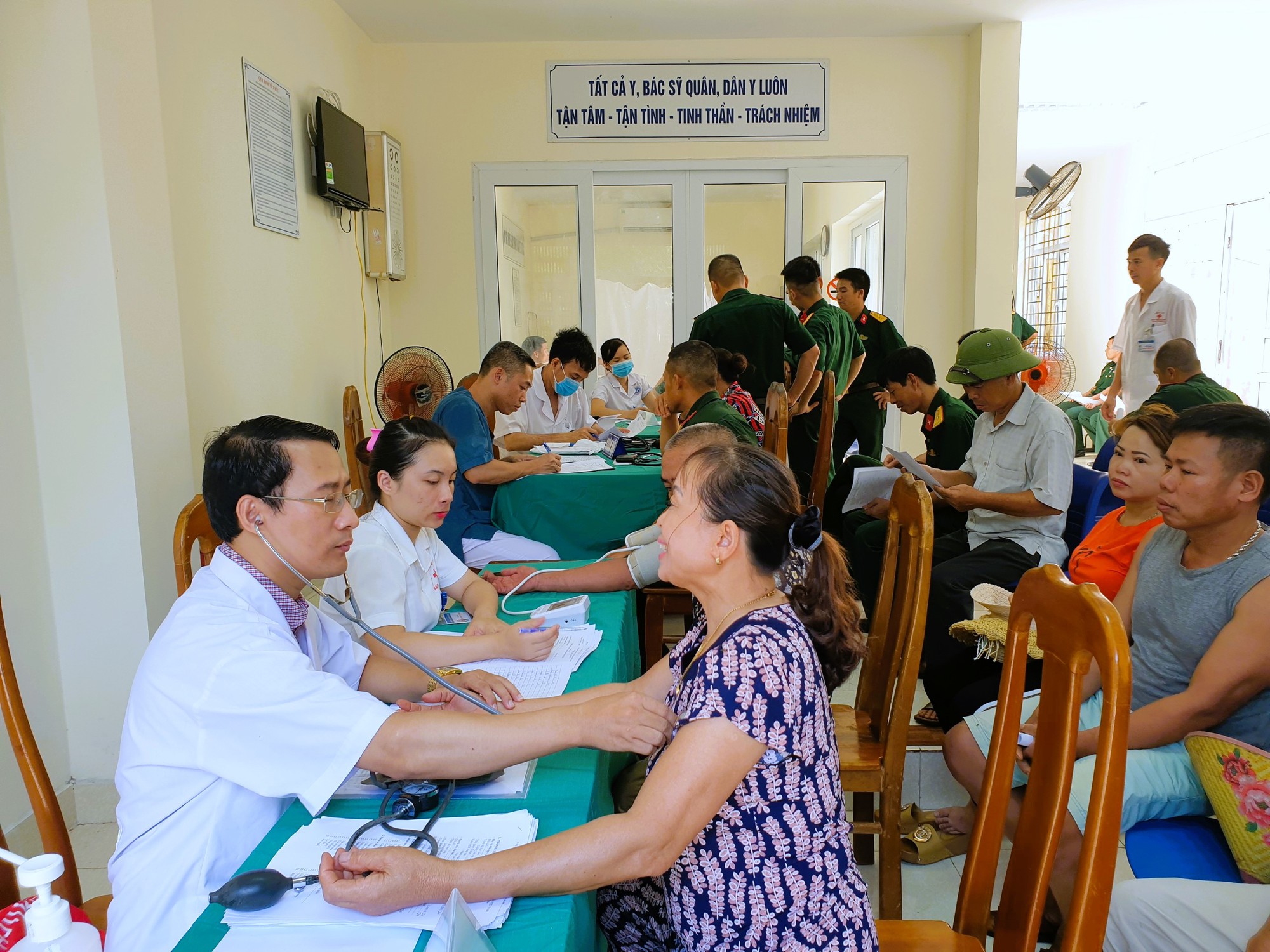 Y tế Bạch Long Vĩ, Hải Phòng: Vượt khó, cứu người bệnh nơi trùng khơi - Ảnh 2.