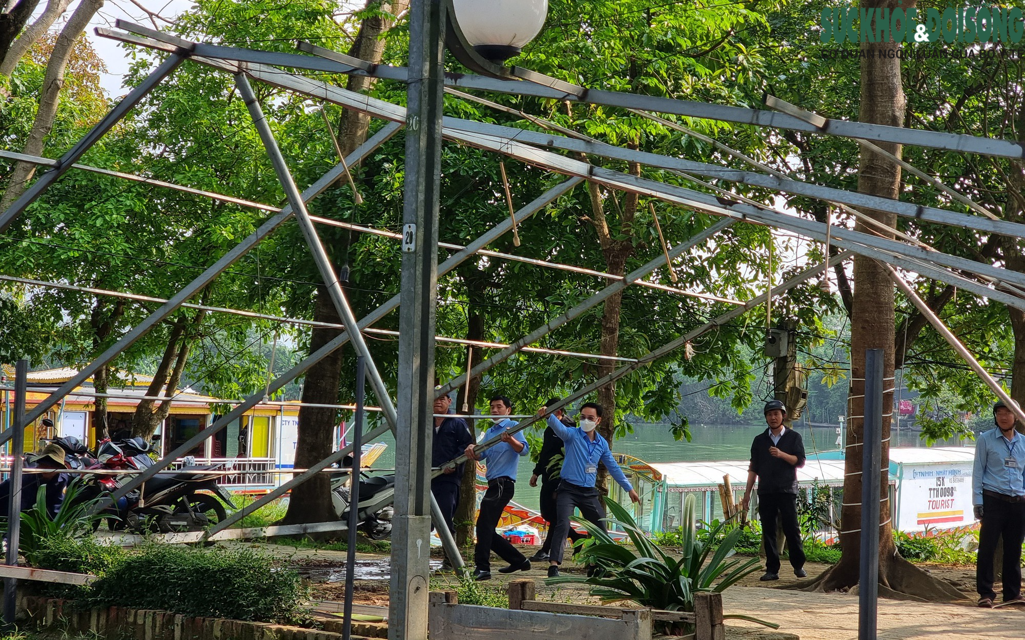 Tháo dỡ loạt hàng quán lấn chiếm công viên mang tên cố nhạc sĩ nổi tiếng ở Huế