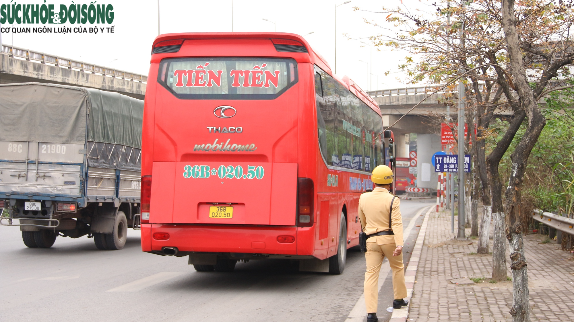 Xe dừng đỗ đón trả khách &quot;bỏ của chạy lấy người&quot; khi thấy CSGT - Ảnh 5.