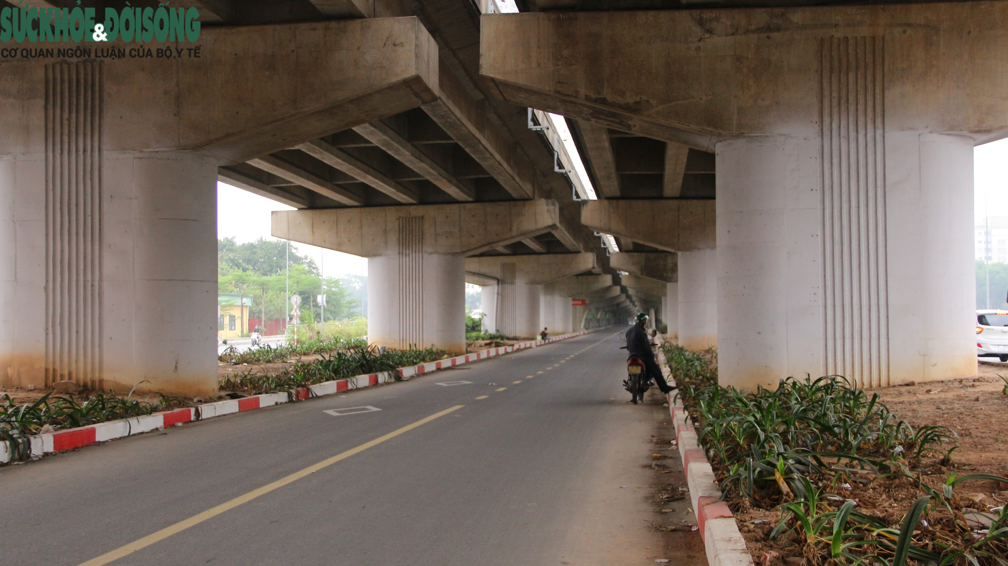 Cầu vòm thép vượt hồ đầu tiên ở Hà Nội &quot;vắng hoe&quot;, bị sử dụng sai mục đích - Ảnh 4.