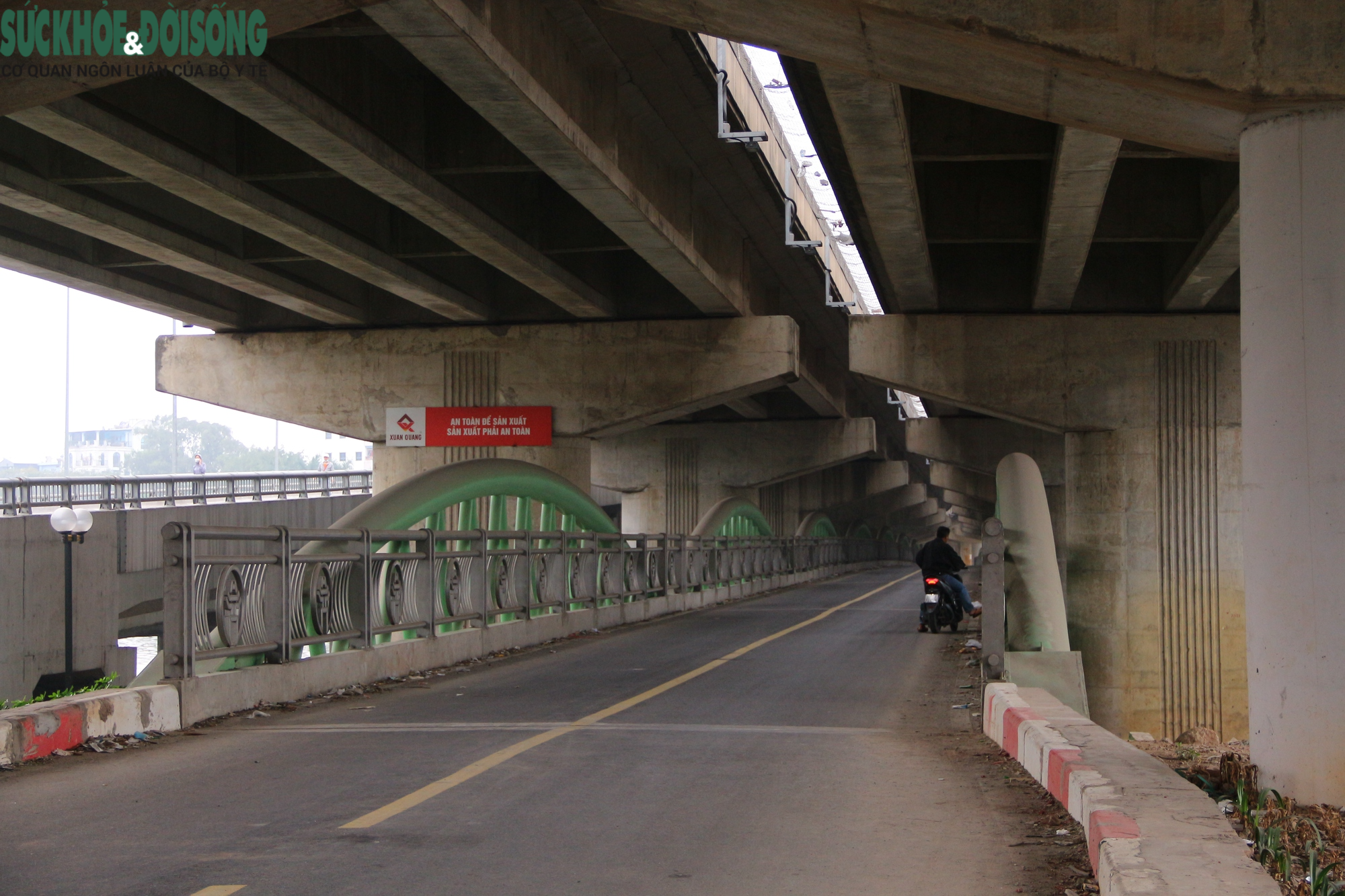 Cầu vòm thép vượt hồ đầu tiên ở Hà Nội &quot;vắng hoe&quot;, bị sử dụng sai mục đích - Ảnh 8.