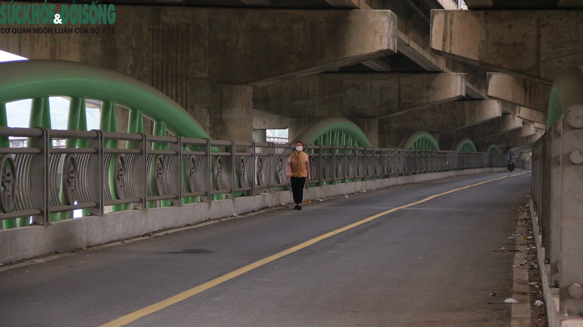 Cầu vòm thép vượt hồ đầu tiên ở Hà Nội &quot;vắng hoe&quot;, bị sử dụng sai mục đích - Ảnh 12.