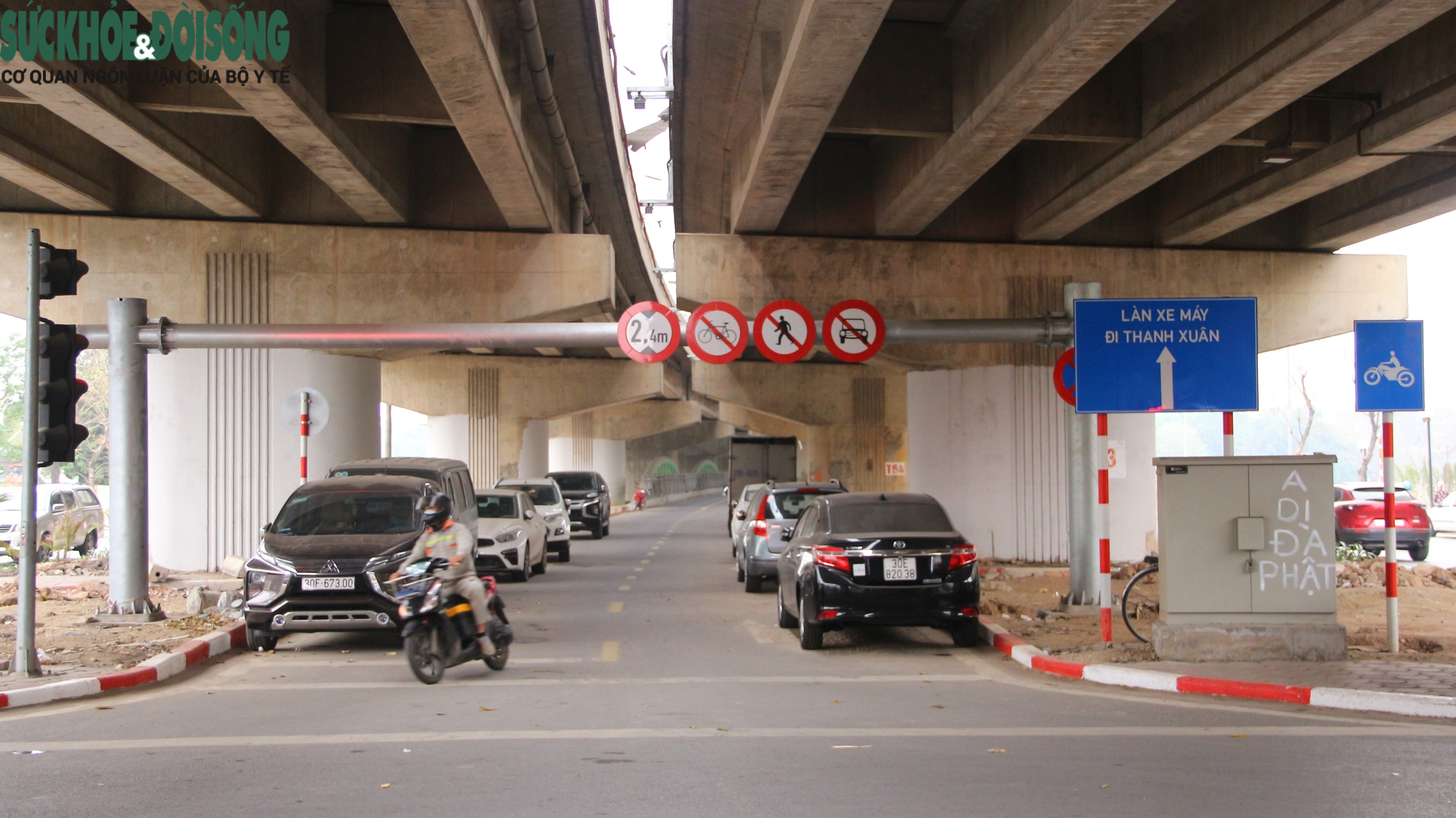 Cầu vòm thép vượt hồ đầu tiên ở Hà Nội &quot;vắng hoe&quot;, bị sử dụng sai mục đích - Ảnh 15.