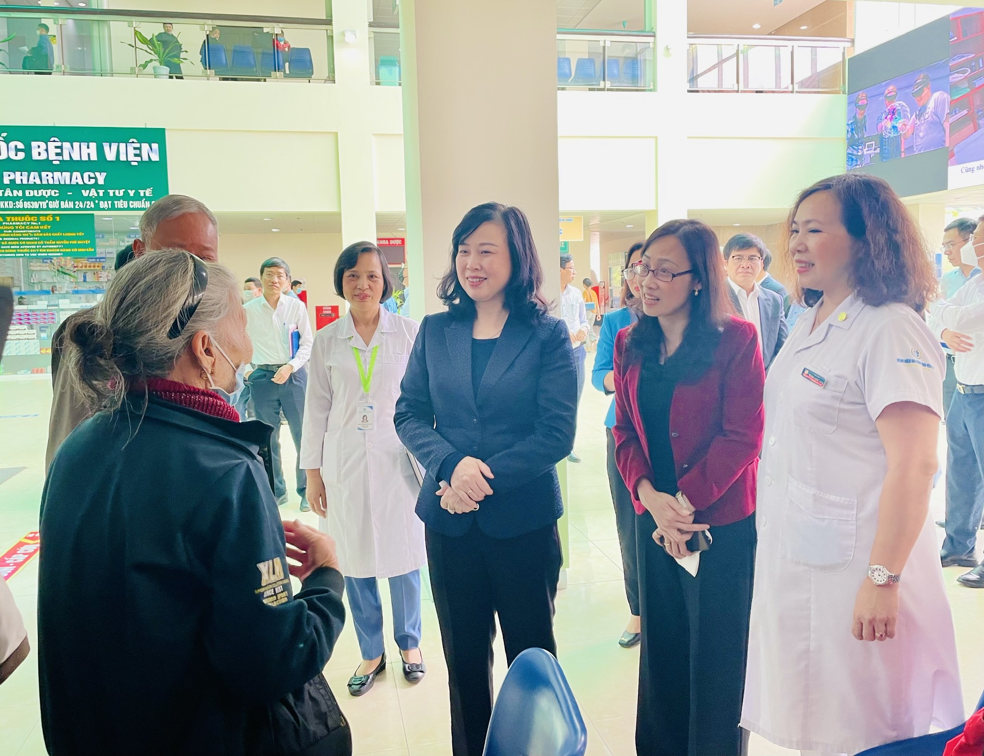Bộ trưởng Bộ Y tế Đào Hồng Lan thăm và làm việc tại Bệnh viện Đa khoa tỉnh Yên Bái - Ảnh 2.