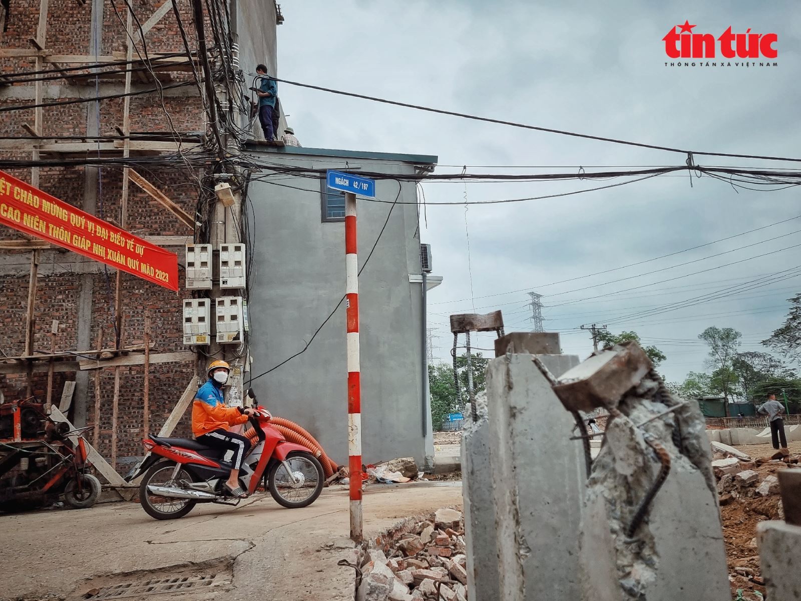 Cận cảnh nhà siêu mỏng sau mở đường ở Hà Nội - Ảnh 4.