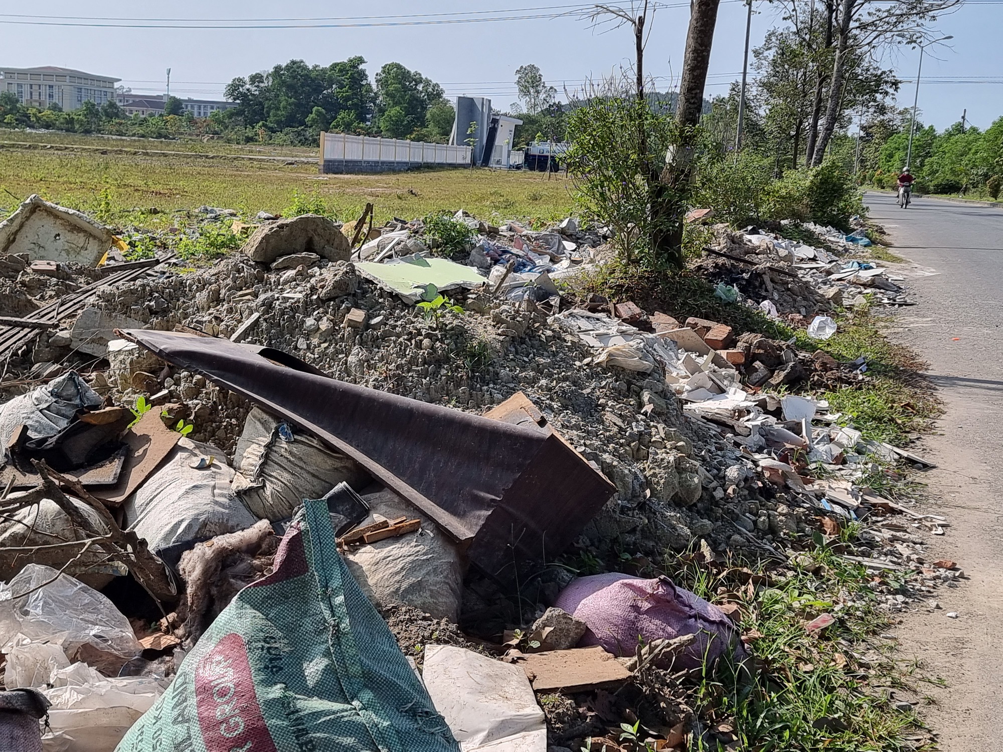 Khu vực đường Hồ Đắc Di, trước khu quy hoạch Đại học Huế, xuất hiện nhiều loại rác thải sinh hoạt, rác thải rắn,... chất thành từng đống nằm ngổn ngang.