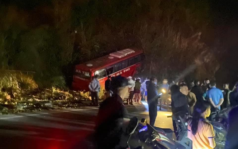 Tai nạn xe khách ở Hòa Bình, 1 người chết, 12 người bị thương
