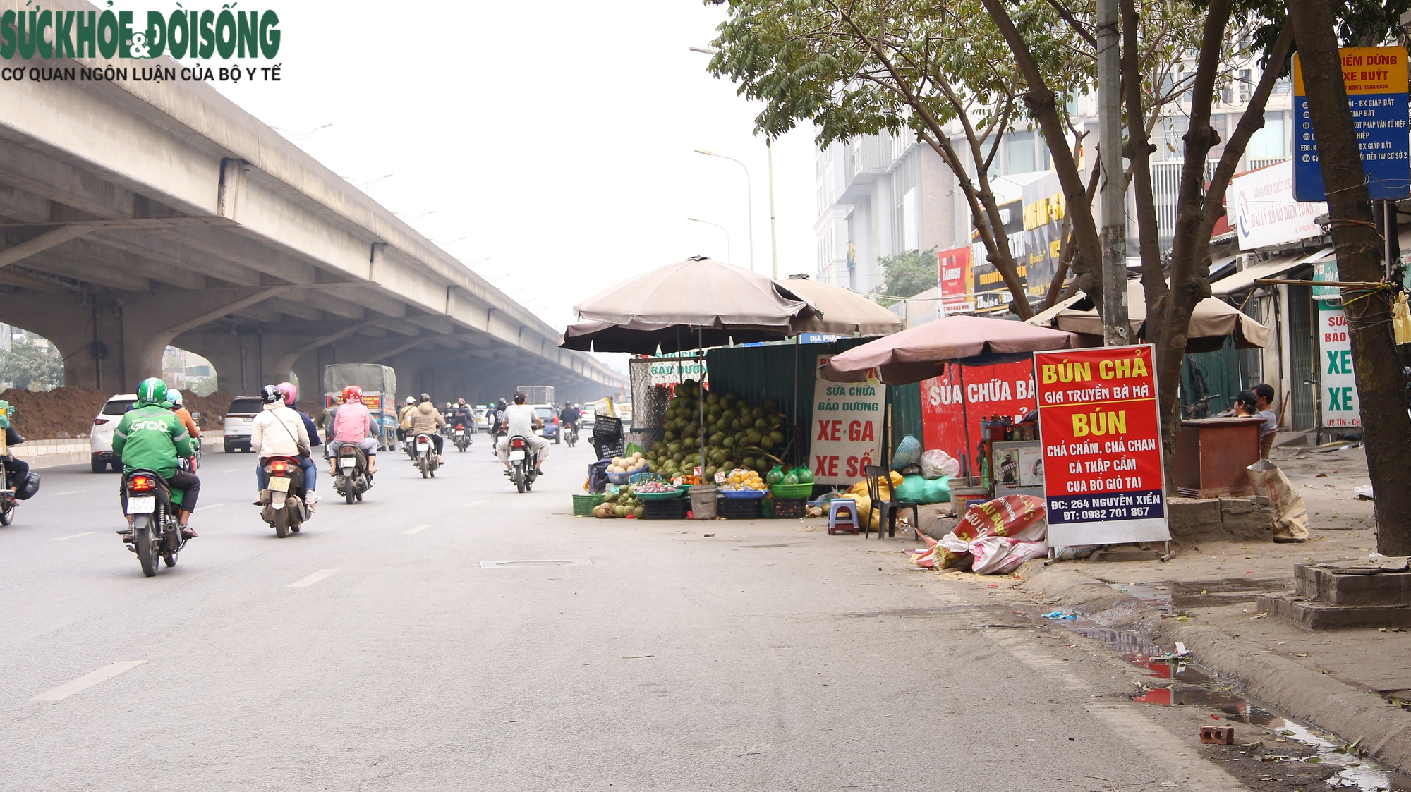 Đường Nguyễn Xiển &quot;thiệt&quot; cả lòng đường lẫn vỉa hè - Ảnh 4.