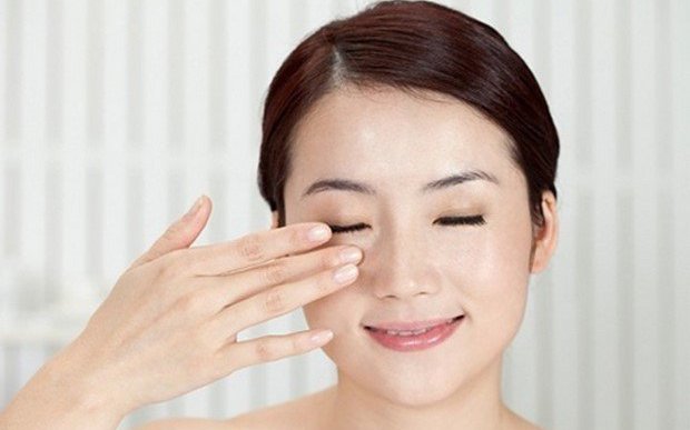 Cách sử dụng kem dưỡng da vùng mắt chống lão hóa