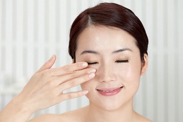 Cách sử dụng kem dưỡng da vùng mắt chống lão hóa hiệu quả - Ảnh 3.