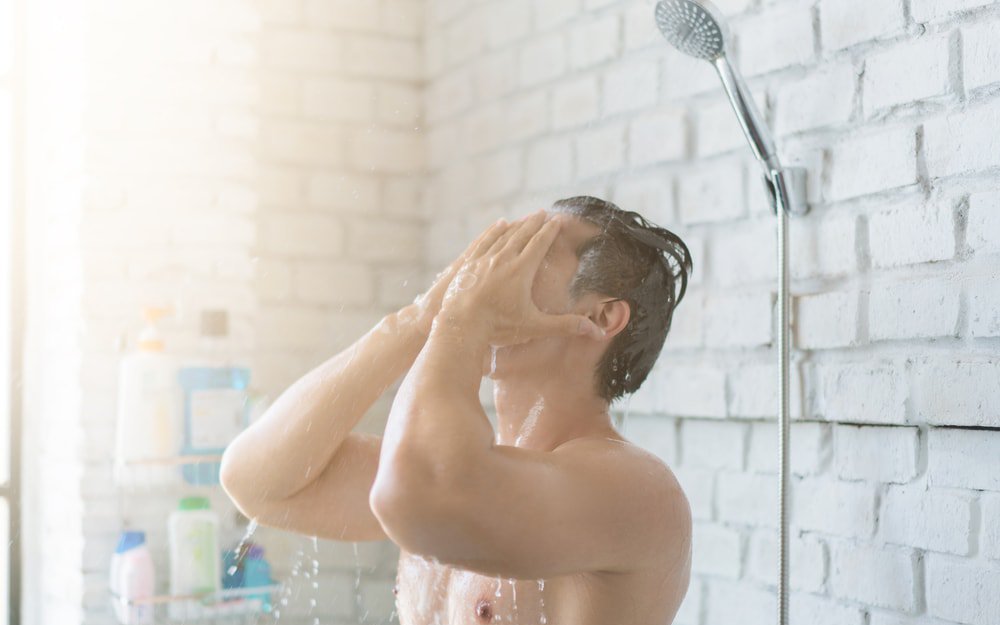 Tắm nước nóng làm giảm chất lượng 'tinh binh', bác sĩ nam học khuyên gì?