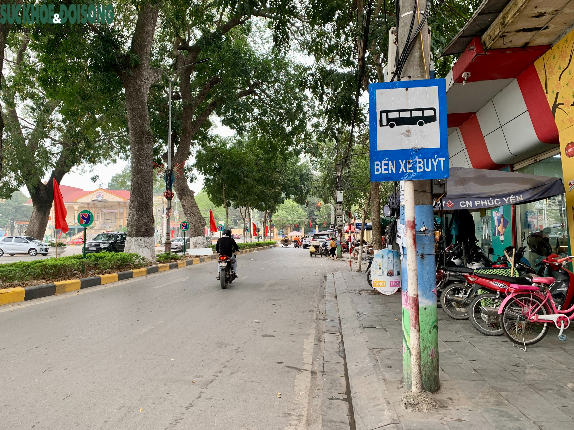 Nhiều tuyến buýt tại Vĩnh Phúc dừng hoạt động, các điểm dừng xe buýt trong nội tỉnh vì thế mà vắng vẻ, đìu hiu.