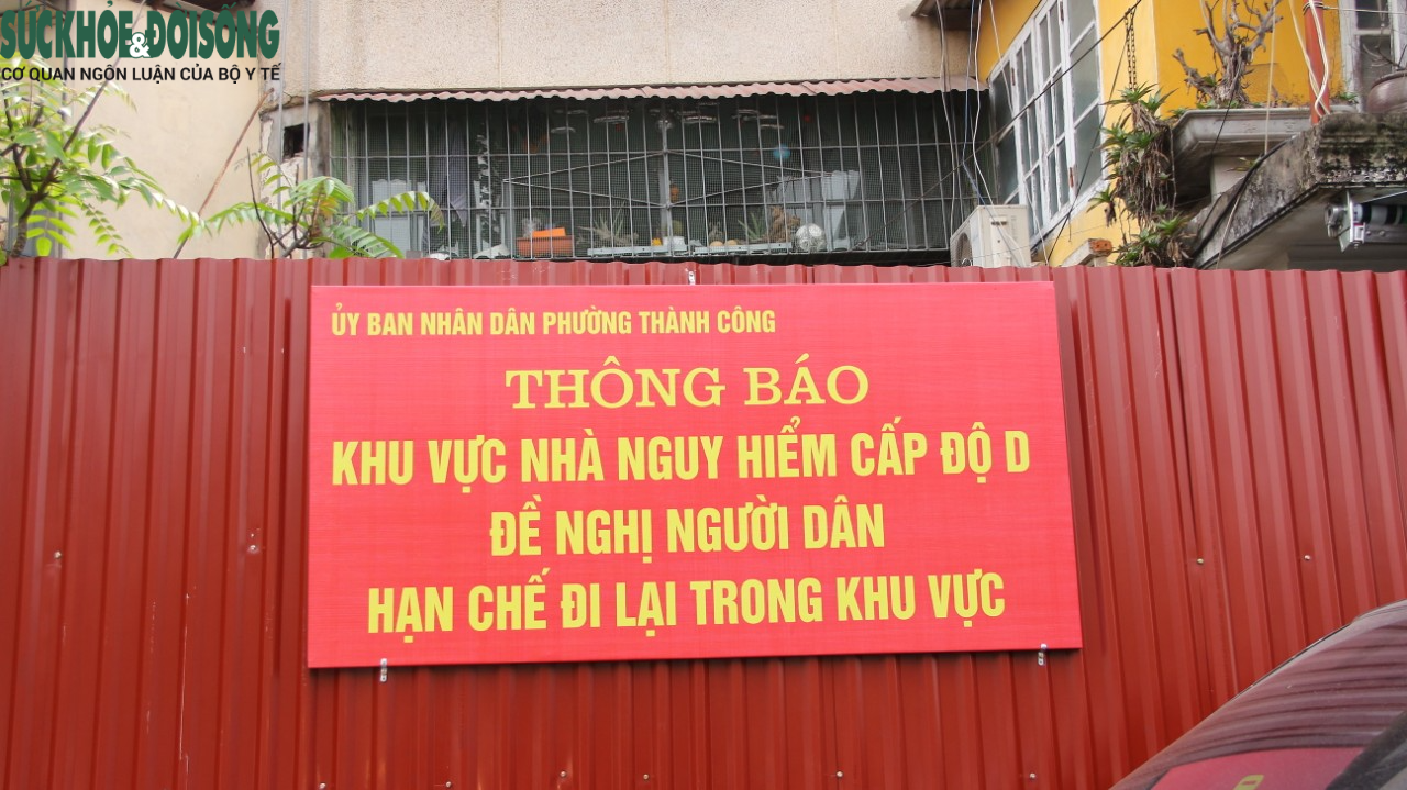 Quây tôn &quot;kín mít&quot; chung cư xuống cấp đặc biệt nguy hiểm tại Hà Nội - Ảnh 8.