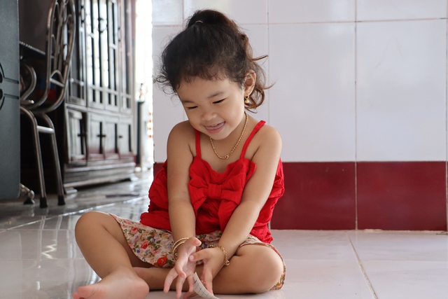 Bé Kim Thiên Mỹ (3 tuổi, ngụ ấp 7, xã Tân Lộc, H.Thới Bình, Cà Mau) biết đọc khi chưa đầy 3 tuổi.