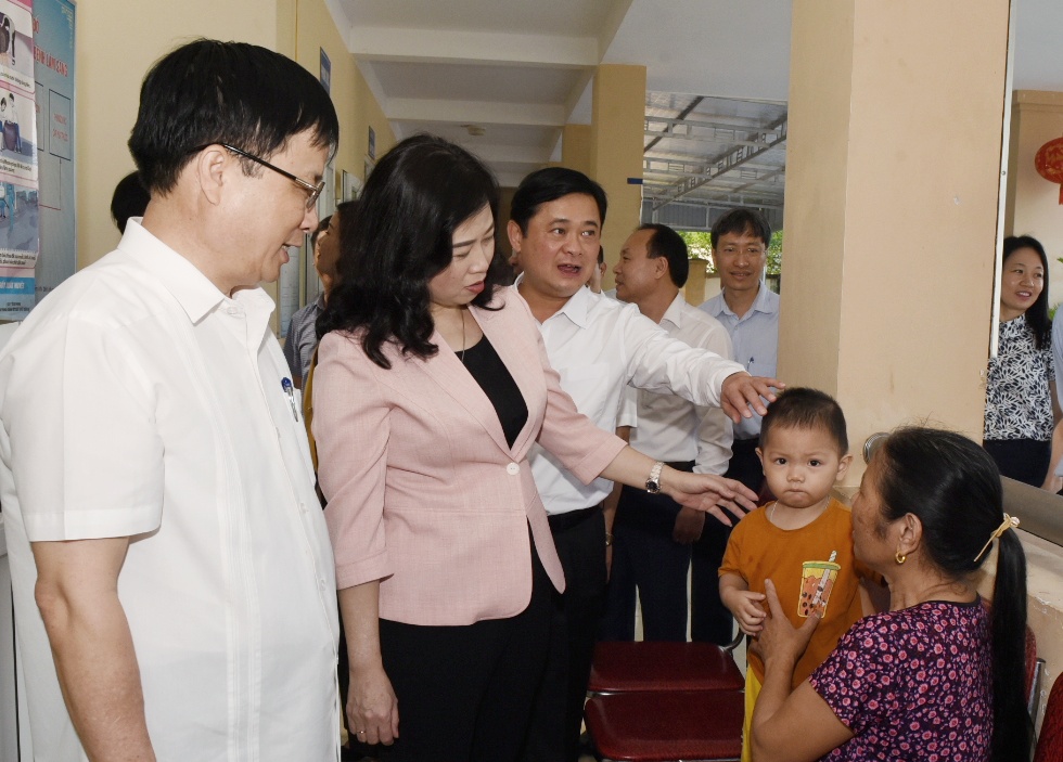 Bộ trưởng Đào Hồng Lan thăm và làm việc về y tế cơ sở tại Nghệ An - Ảnh 3.