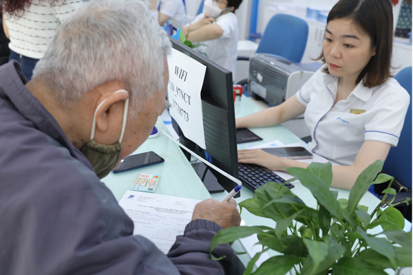 Với khách hàng sử dụng điện thoại phím bấm, người cao tuổi… việc chuẩn hóa thông tin thuê bao không thể thực hiện qua ứng dụng hoặc trên web thì nhà mạng phải cử nhân viên trực tiếp hỗ trợ.