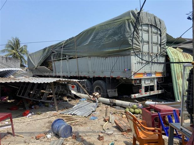 Khánh Hòa: Ống thép trên xe tải văng xuống đường gây tai nạn liên hoàn - Ảnh 1.