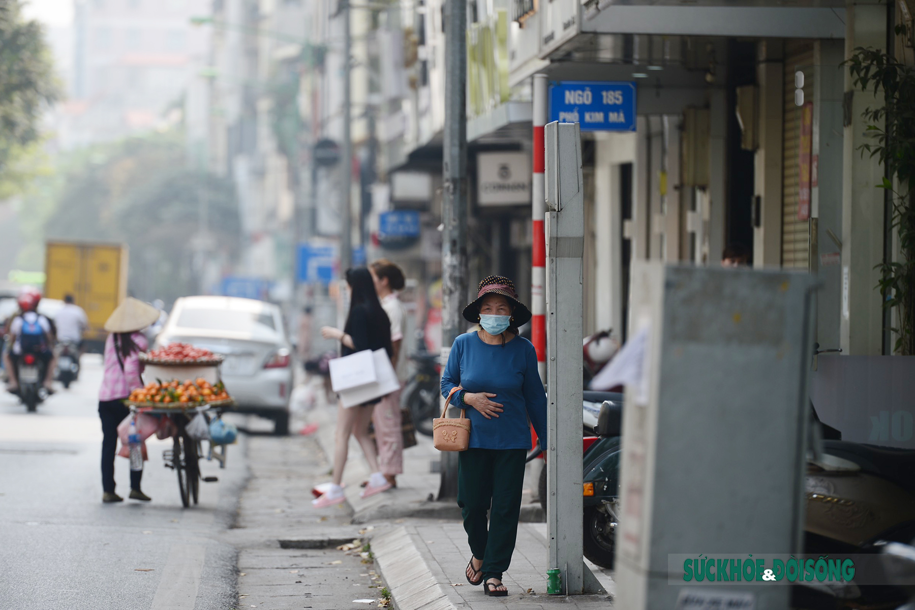 Phần đường cho người đi bộ trên vỉa hè là gốc cây và cột điện  - Ảnh 9.