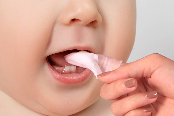 4 sai lầm thường gặp khi chăm sóc răng cho trẻ mà cha mẹ hay mắc phải - Ảnh 2.