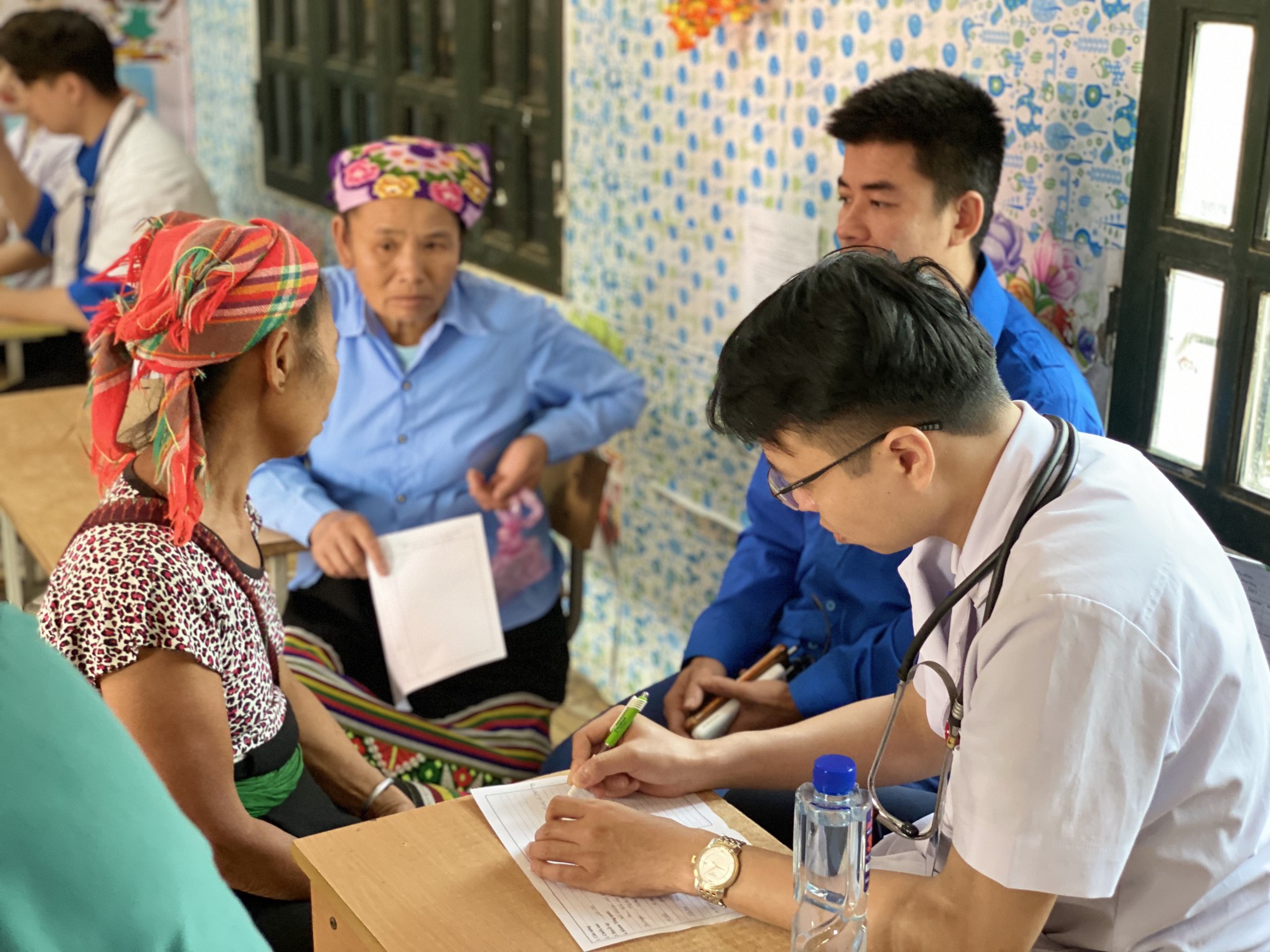 Đoàn Thanh niên Bộ Y tế khám bệnh và tặng thuốc miễn phí cho ba con vùng xâu, vùng xa Nghệ An - Ảnh 11.