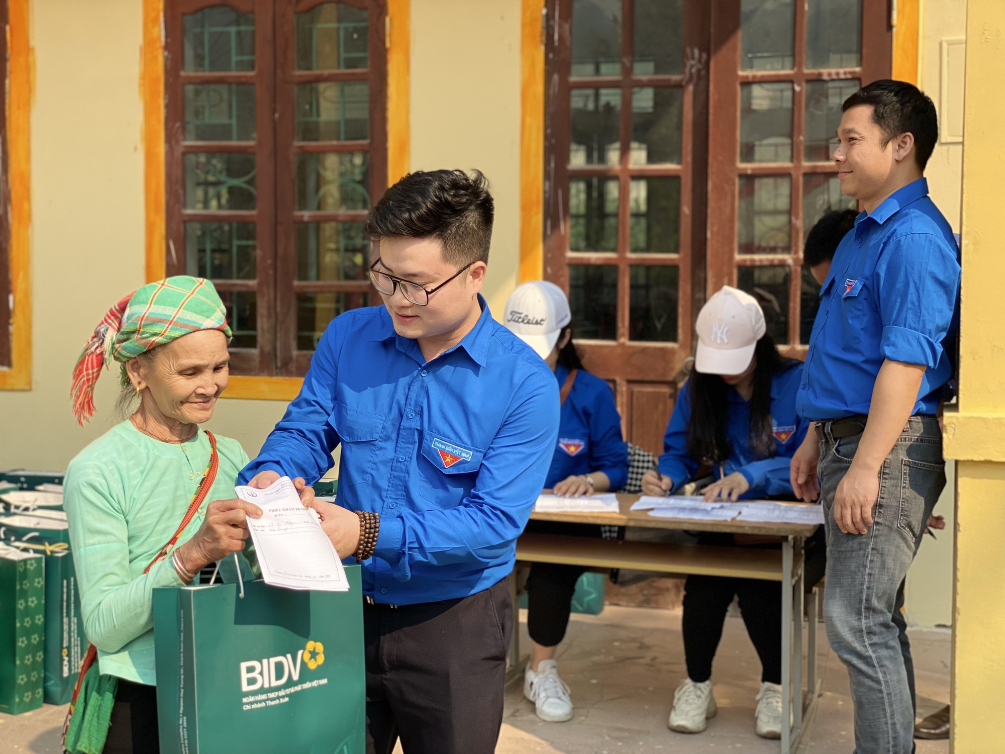 Đoàn Thanh niên Bộ Y tế khám bệnh và tặng thuốc miễn phí cho ba con vùng xâu, vùng xa Nghệ An - Ảnh 1.