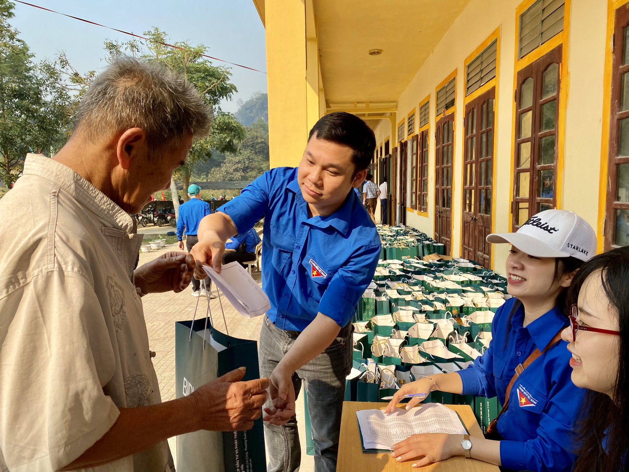 Đoàn Thanh niên Bộ Y tế khám bệnh và tặng thuốc miễn phí cho ba con vùng xâu, vùng xa Nghệ An - Ảnh 6.