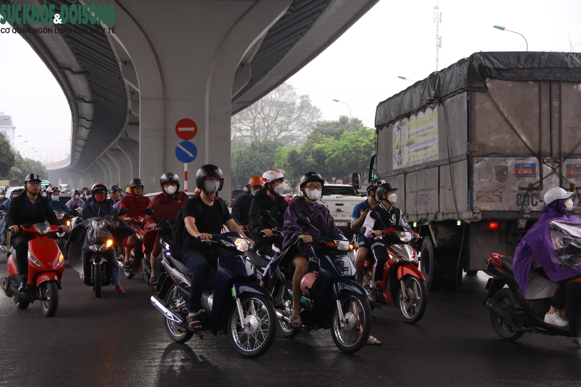 Người dân &quot;bỡ ngỡ&quot; trong ngày đầu tổ chức lại nút giao Trường Chinh - Tôn Thất Tùng - Lê Trọng Tấn - Ảnh 7.