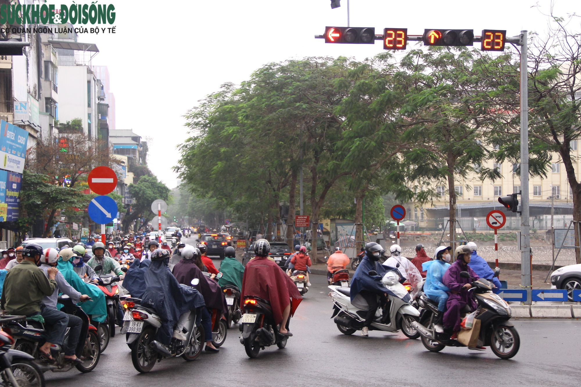 Người dân &quot;bỡ ngỡ&quot; trong ngày đầu tổ chức lại nút giao Trường Chinh - Tôn Thất Tùng - Lê Trọng Tấn - Ảnh 8.