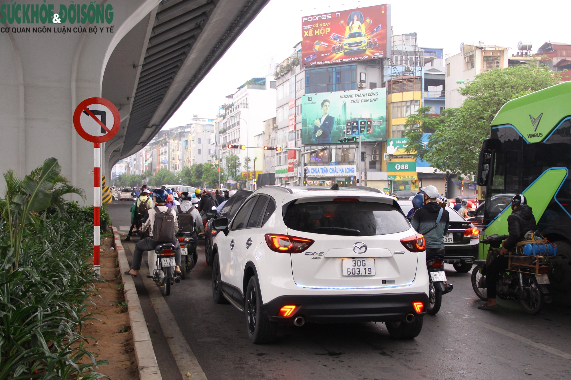 Người dân &quot;bỡ ngỡ&quot; trong ngày đầu tổ chức lại nút giao Trường Chinh - Tôn Thất Tùng - Lê Trọng Tấn - Ảnh 10.