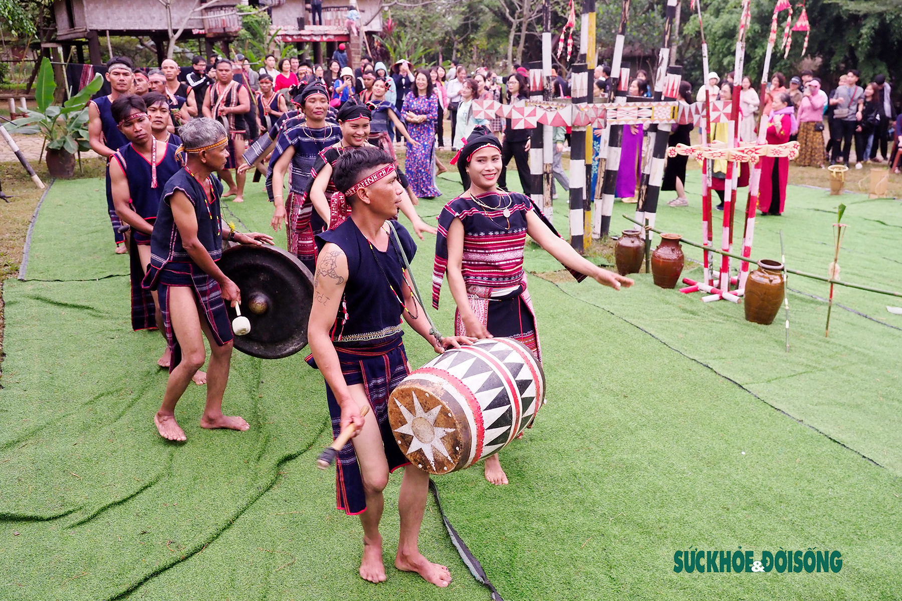 Sáng 26/3, tại không gian làng Văn hóa các Dân tộc Việt Nam, đồng bào người Ba Na (Tỉnh Gia Lai) đã tái hiện lễ Cầu an, đặc biệt trong lễ hội có nghi thức cúng cồng chiêng.