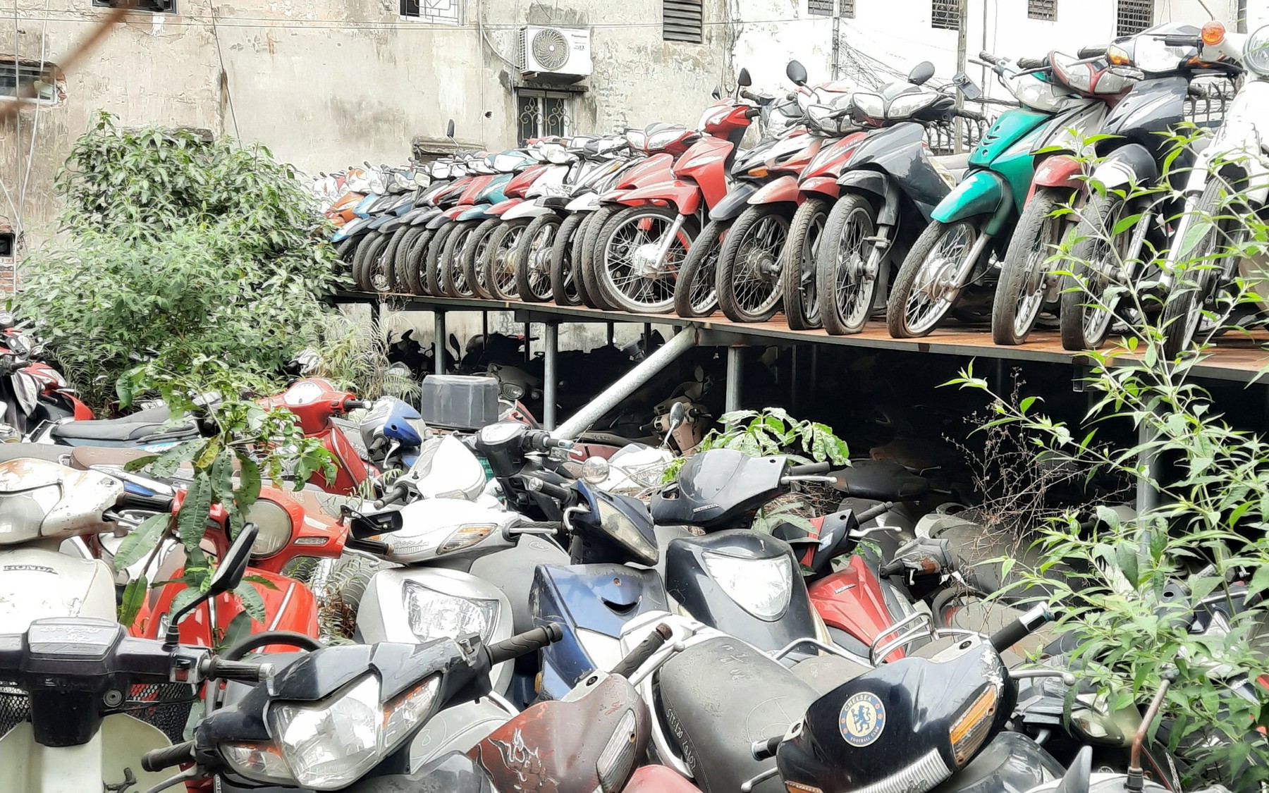 Hàng ngàn phương tiện vi phạm giao thông chồng chất lên nhau, không có chủ đến nhận 