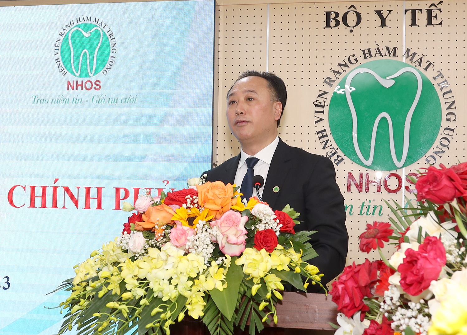 Bộ trưởng Đào Hồng Lan trao Bằng khen của Thủ tướng Chính phủ cho Bệnh viện Răng Hàm Mặt TW Hà Nội  - Ảnh 5.