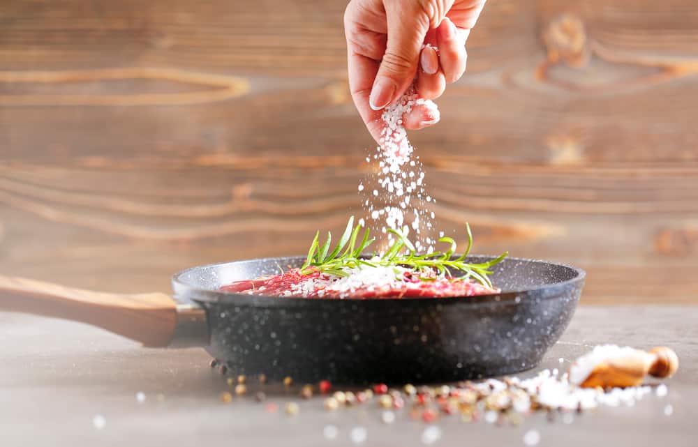 Ăn mặn là kẻ thù của tim mạch, làm gì để giảm mặn cho bữa ăn?- Ảnh 2. Ăn mặn là kẻ thù của tim mạch, làm gì để giảm mặn cho bữa ăn?- Ảnh 2.