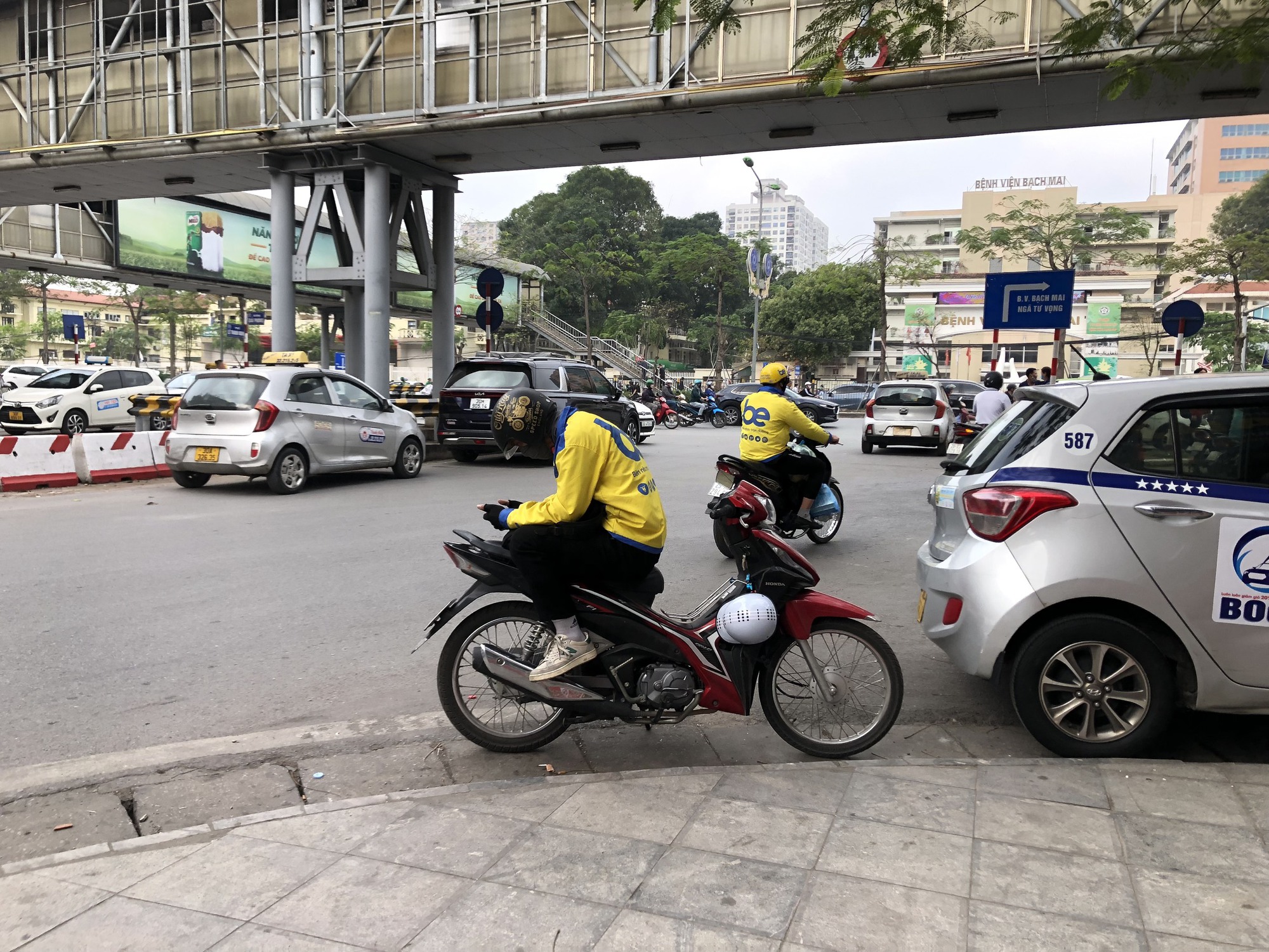 Chạy xe ôm công nghệ - &quot;giấc mơ nhạt màu&quot; của sinh viên nghèo - Ảnh 3.