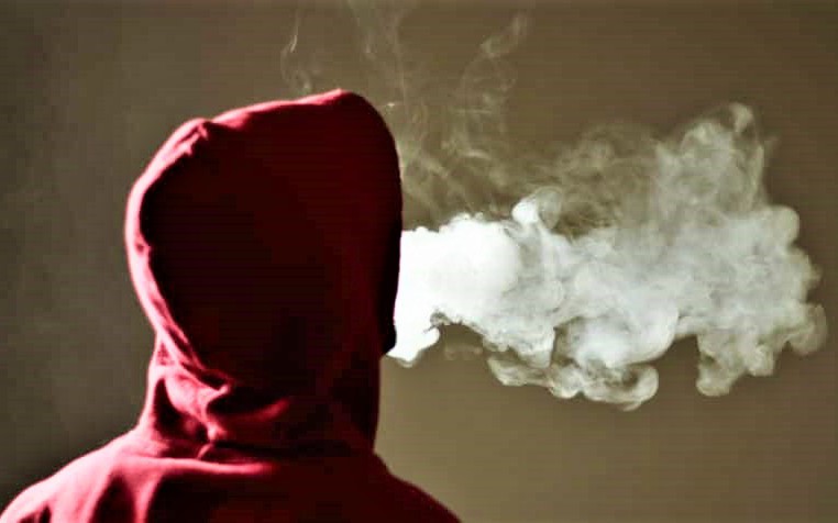 Cảnh báo: Kẻ xấu dụ học sinh hút thuốc lá điện tử, rủ thêm người hút sẽ được tặng tiền