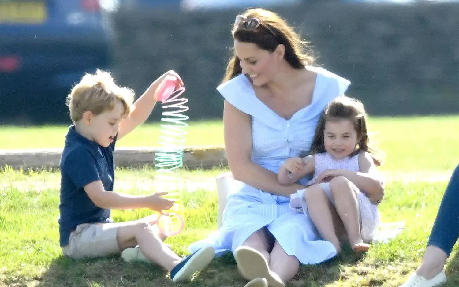 Tình mẫu tử ngọt ngào của Công nương Kate Middleton bên 3 thiên thần nhỏ