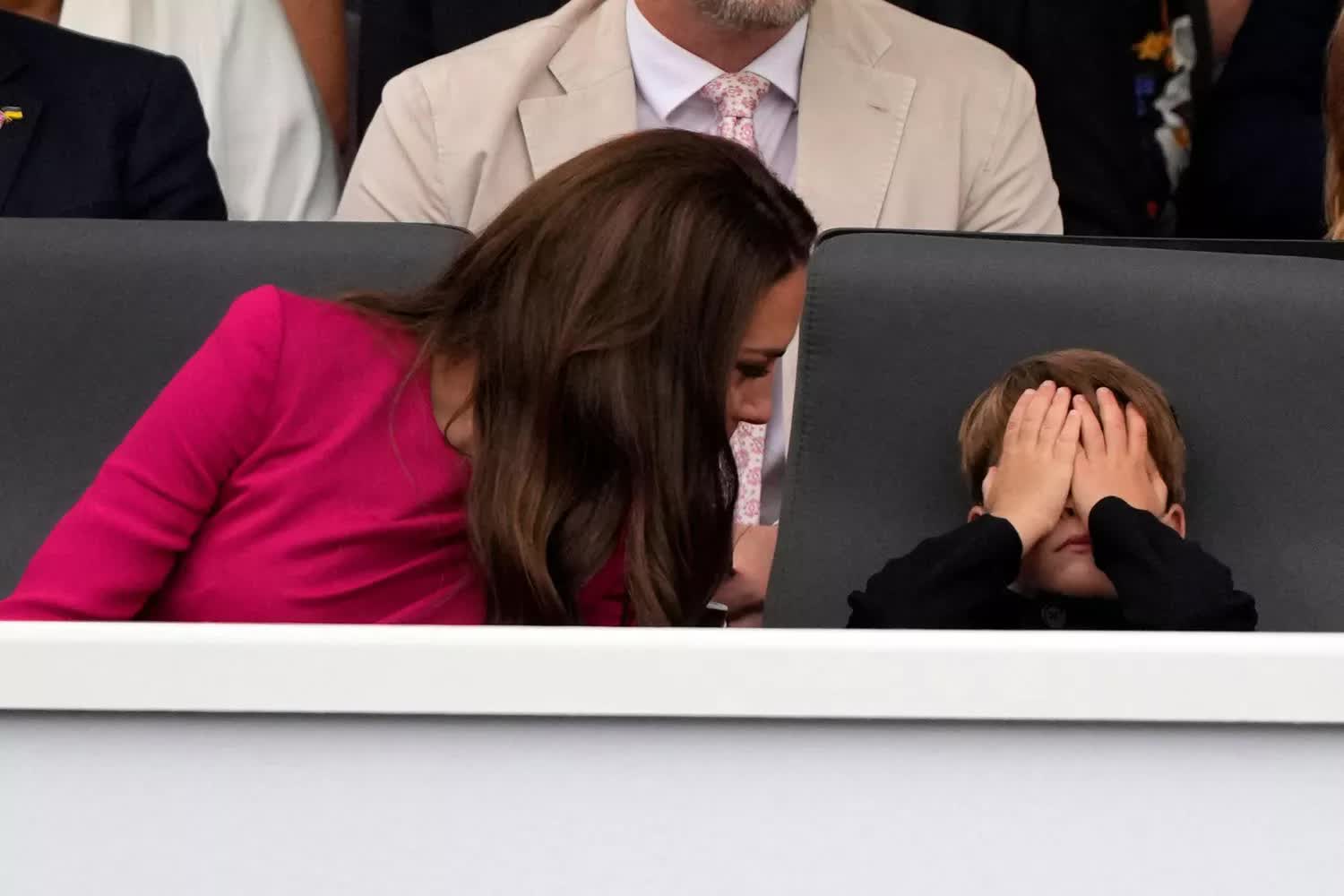 Tình mẫu tử ngọt ngào của Công nương Kate Middleton bên 3 thiên thần nhỏ - Ảnh 24.