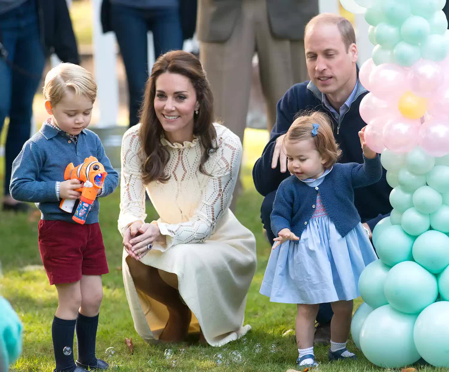 Tình mẫu tử ngọt ngào của Công nương Kate Middleton bên 3 thiên thần nhỏ - Ảnh 11.