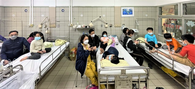Hơn 50 học sinh Trường tiểu học Kim Giang phải nhập viện do nghi ngộ độc thực phẩm sau chuyến dã ngoại.