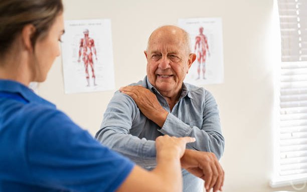 Người cao tuổi bổ sung canxi thế nào để phòng loãng xương mà không lo tác dụng phụ?