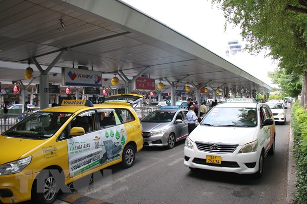 Yêu cầu báo cáo vụ taxi ở sân bay Tân Sơn Nhất 'gánh' nhiều loại phí - Ảnh 1.