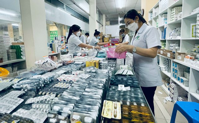 Chính phủ ban hành Nghị quyết tiếp tục thực hiện các giải pháp bảo đảm thuốc, trang thiết bị y tế - Ảnh 2.