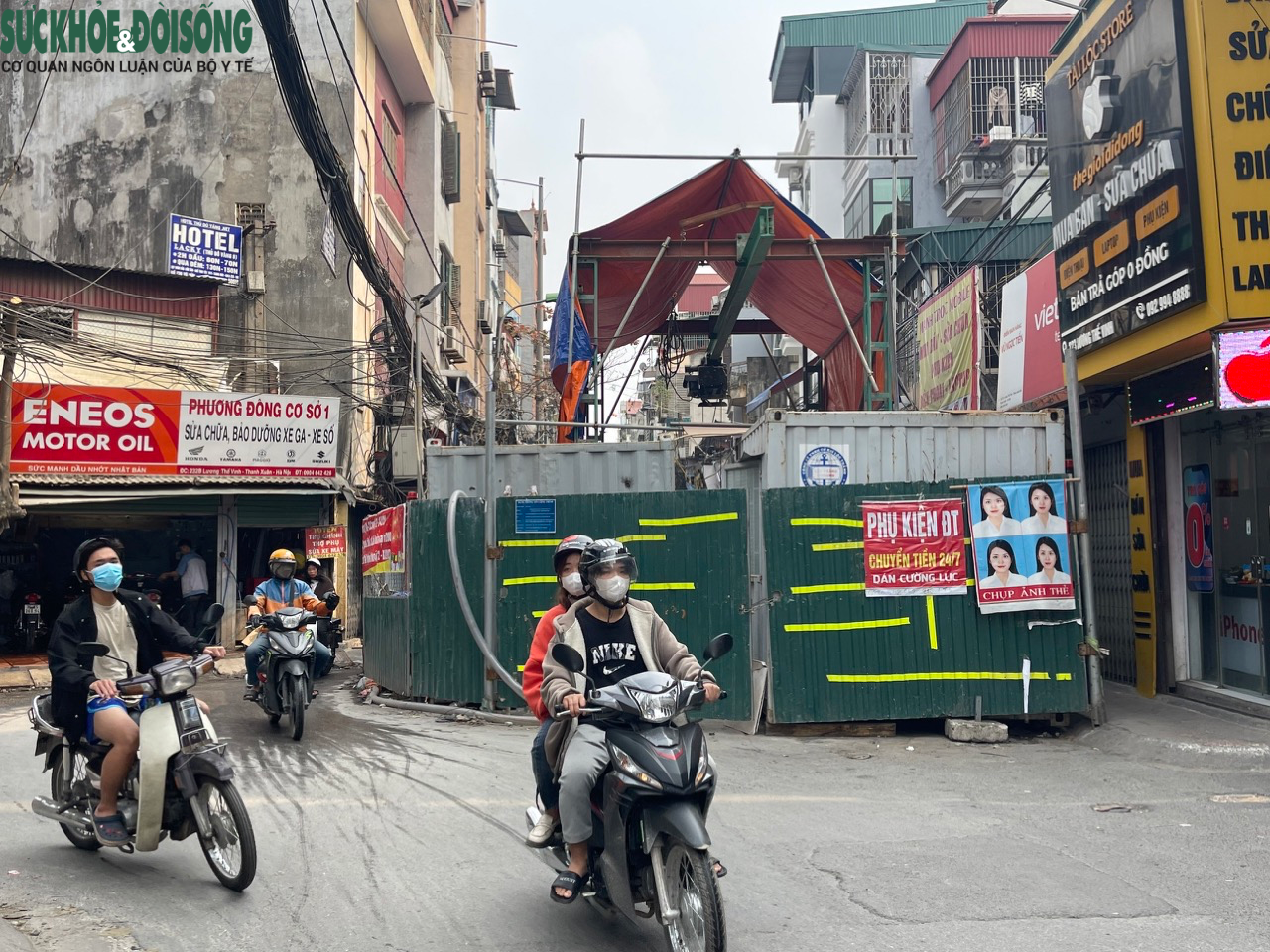 Người Hà Nội khổ sở 'luồn lách' qua con đường chỉ vừa một xe máy - Ảnh 1.