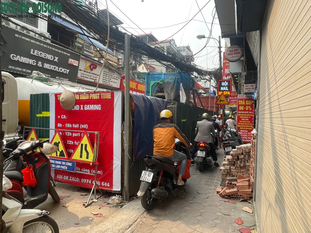 Người Hà Nội khổ sở 'luồn lách' qua con đường chỉ vừa một xe máy - Ảnh 3.