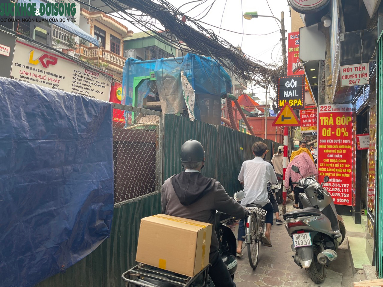 Người Hà Nội khổ sở 'luồn lách' qua con đường chỉ vừa một xe máy - Ảnh 4.