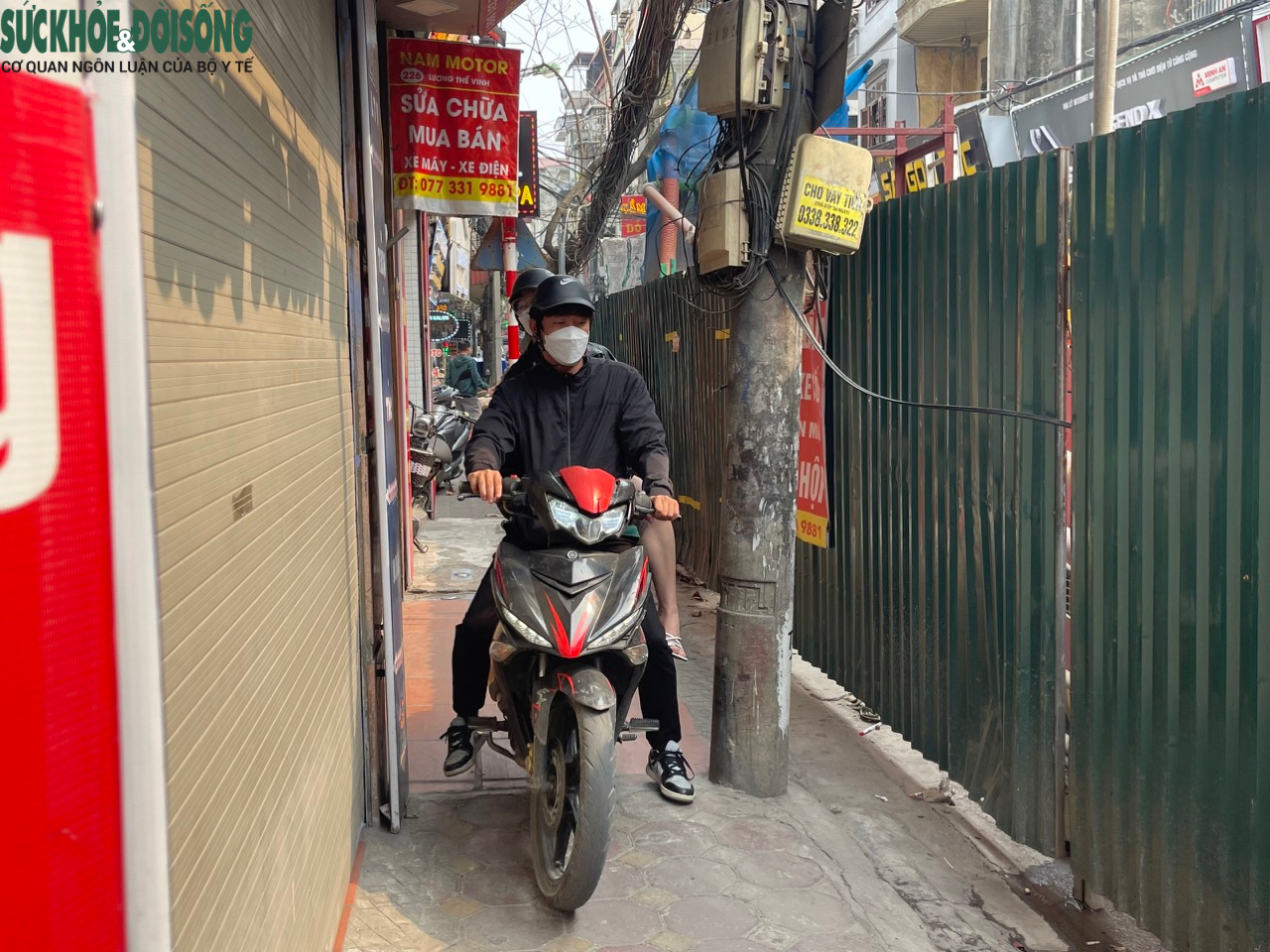 Người Hà Nội khổ sở 'luồn lách' qua con đường chỉ vừa một xe máy - Ảnh 6.