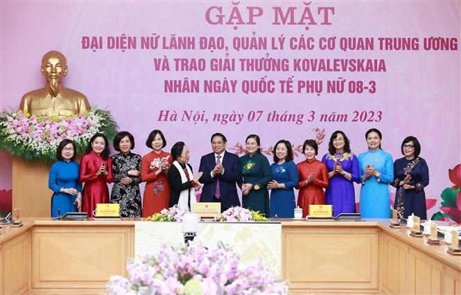 Thủ tướng: Tạo môi trường, điều kiện để phát huy vai trò của phụ nữ Việt Nam - Ảnh 12.