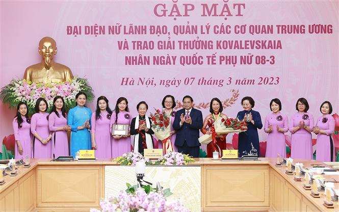 Thủ tướng: Tạo môi trường, điều kiện để phát huy vai trò của phụ nữ Việt Nam - Ảnh 14.