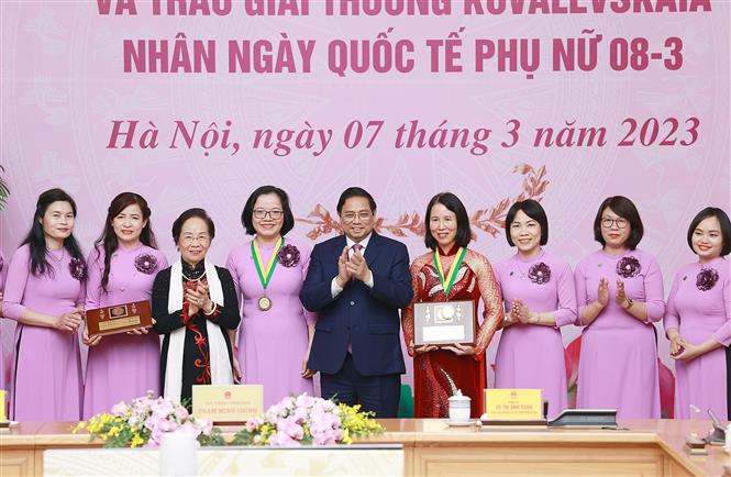 Thủ tướng: Tạo môi trường, điều kiện để phát huy vai trò của phụ nữ Việt Nam - Ảnh 15.