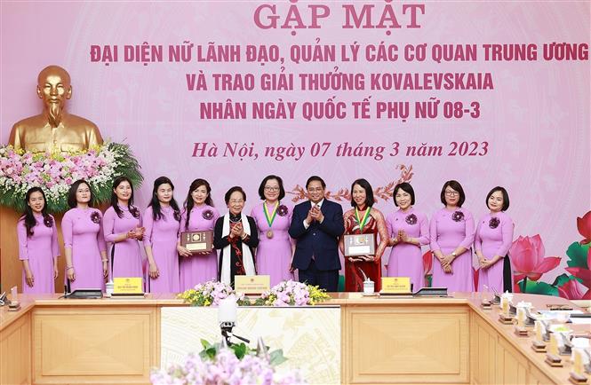 Thủ tướng: Tạo môi trường, điều kiện để phát huy vai trò của phụ nữ Việt Nam - Ảnh 16.